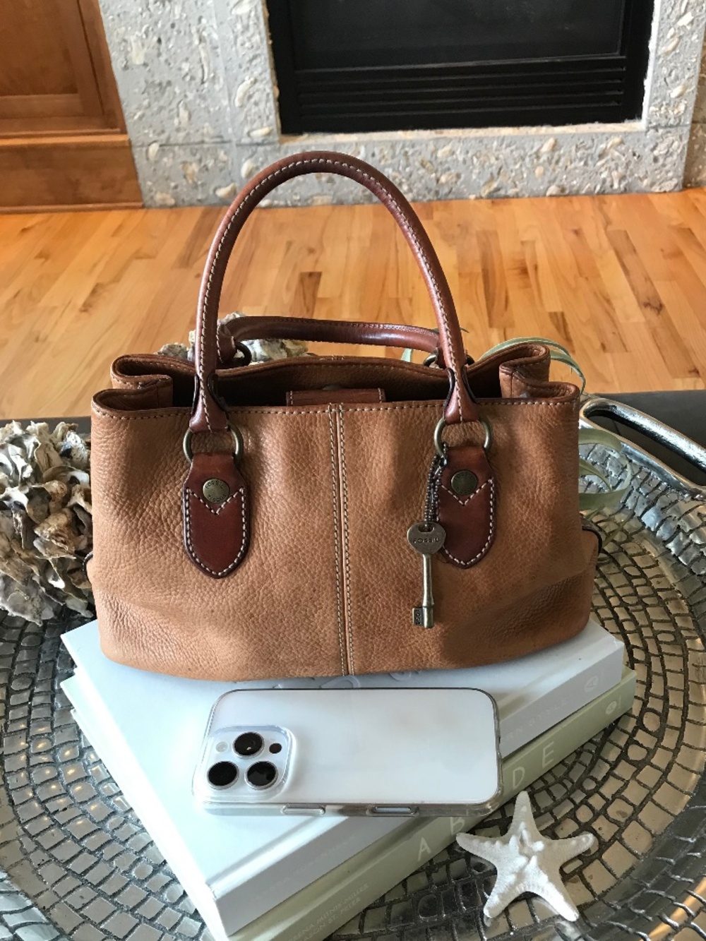 BOHO-CHIC FOSSIL RETRO SMALL LEATHER TOTE WITH ICONIC BRASS KEY CHARM - Picture 11 of 16